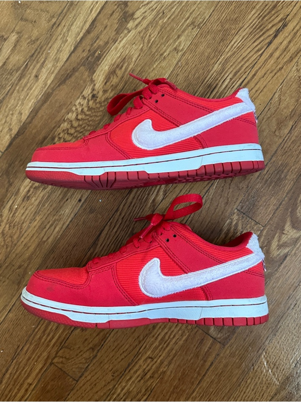 Nike Red and White Valentines Day Dunks Sneakers Low Size W6 Y4.5